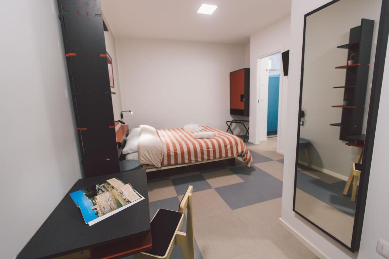 Double bedroom apartment across Ortigia Syracuse Buitenkant foto