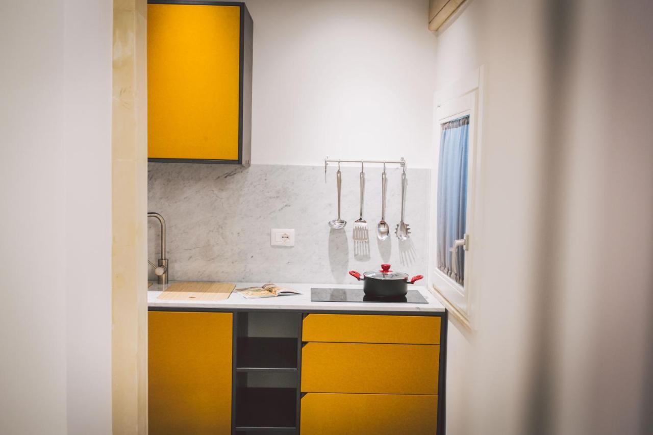 Double bedroom apartment across Ortigia Syracuse Buitenkant foto