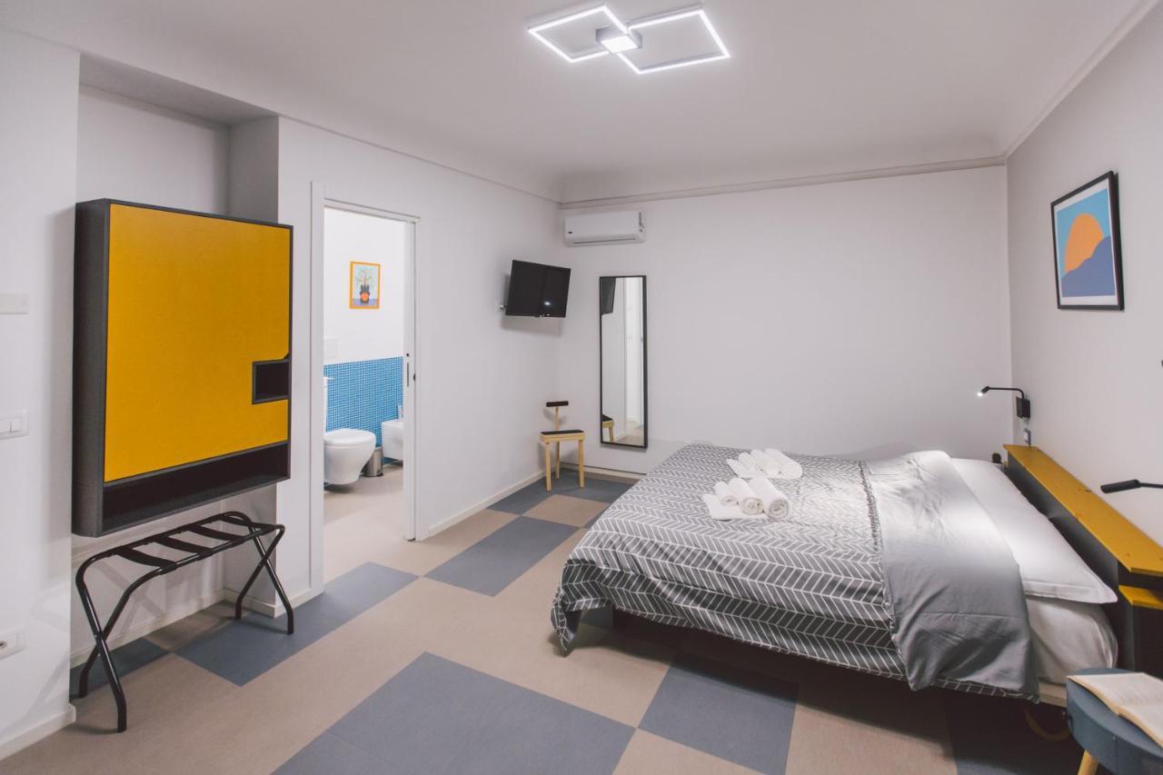 Double bedroom apartment across Ortigia Syracuse Buitenkant foto