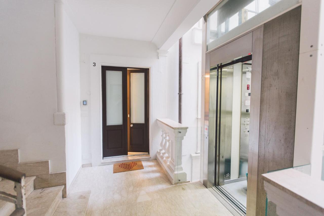 Double bedroom apartment across Ortigia Syracuse Buitenkant foto