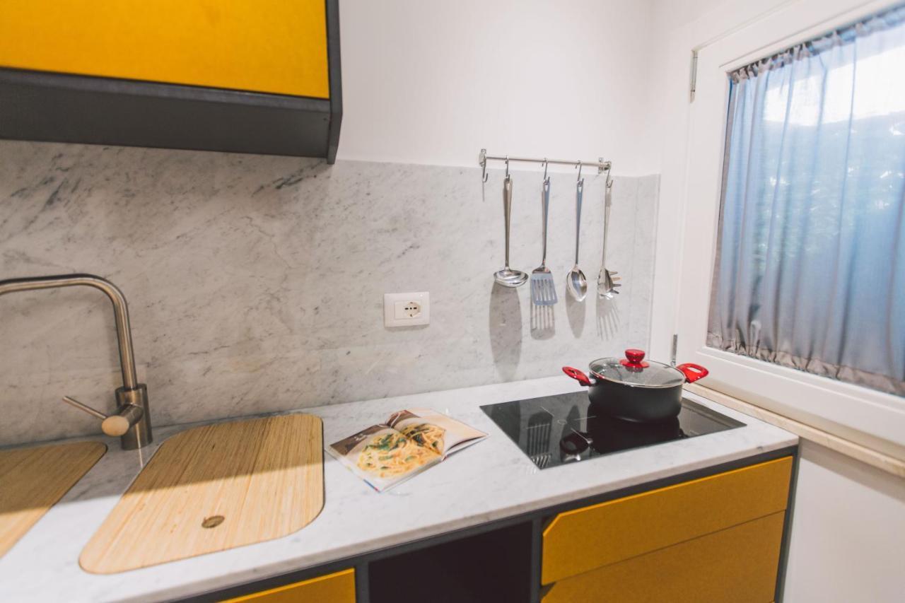 Double bedroom apartment across Ortigia Syracuse Buitenkant foto